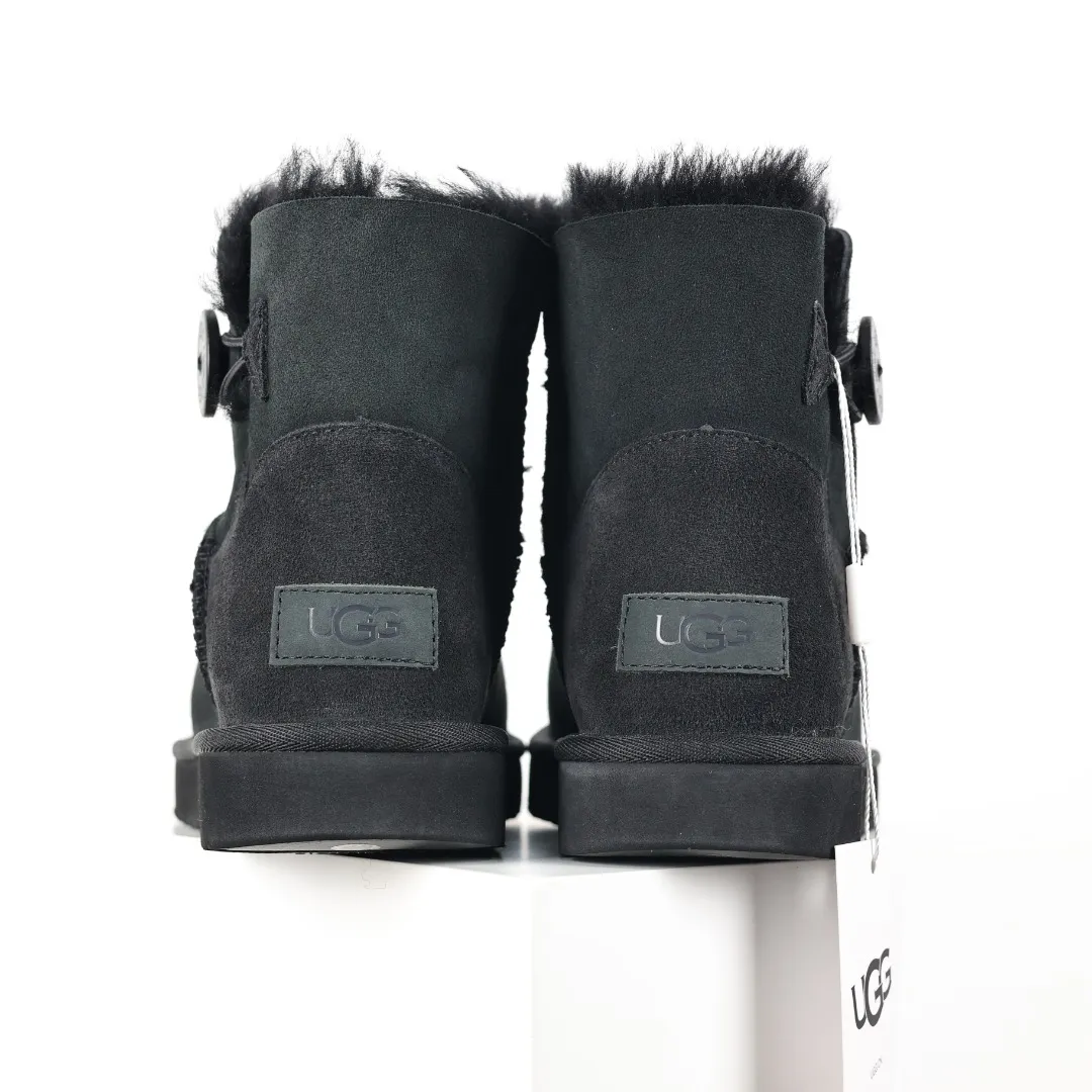 Pick up locally 💰560 Core recommended good price It is a very suitable choice for home furnishings. In the new year, uug launched a series of styles, which are partial to the preferences of young consumers and have also moved to the forefront of fashion trends. Shoe body material: water-repellent coated suede upper, 17 mm UGGPURE™ implantable wool insole, lightweight non-slip and comfortable rubber outsole, with brand LOGO and trademark, with full packaging Size: 35 36 37 38 39 40
